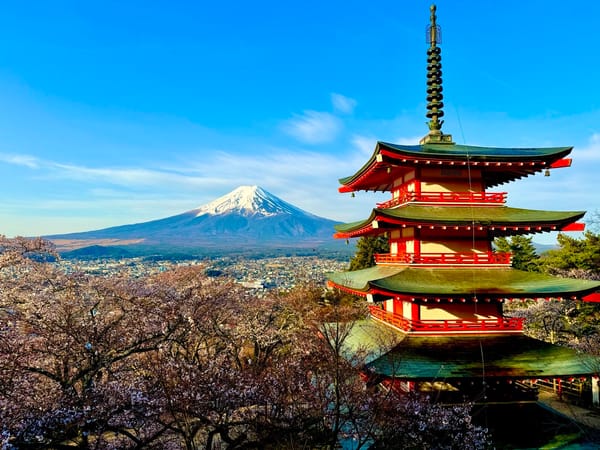 日本的代表景观之一的新仓山浅间公园遥望富士山